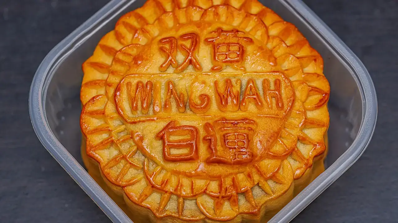 Lotus seed mooncake